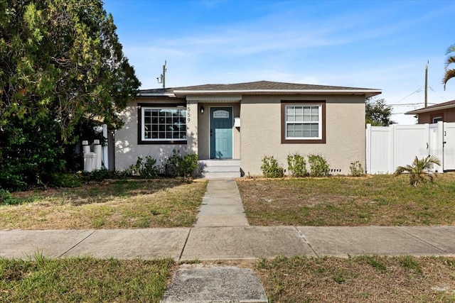 bungalow featuring a front lawn