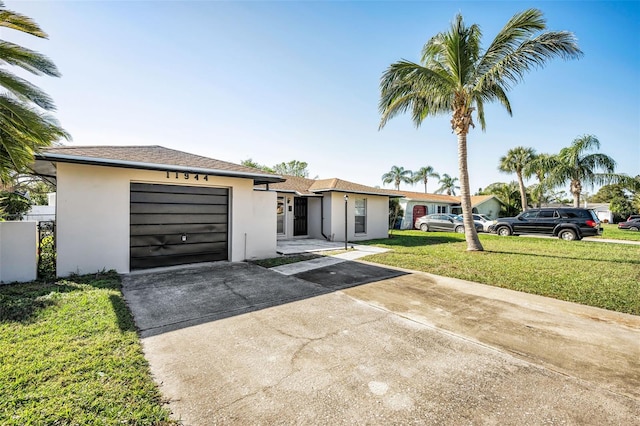 single story home featuring a front lawn