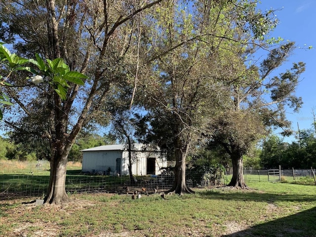 view of yard with an outdoor structure