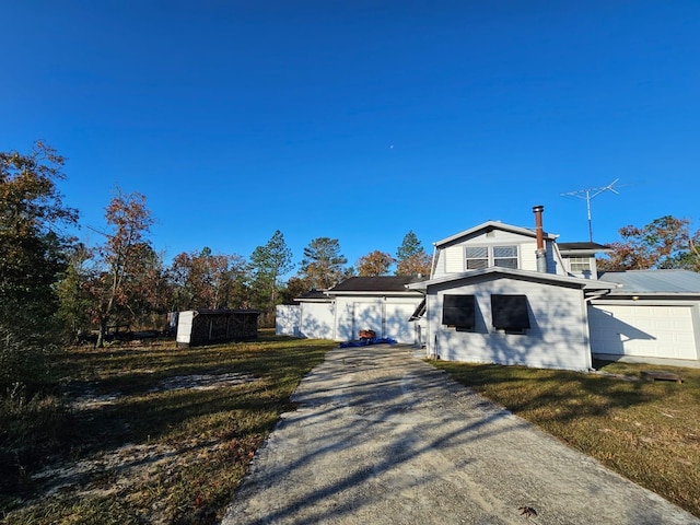 view of front facade with a front lawn