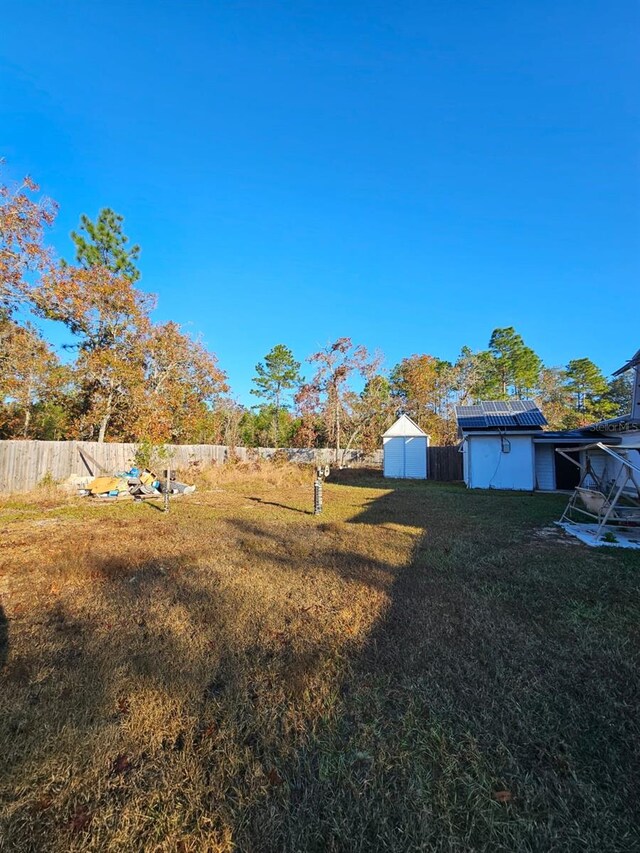 view of yard featuring a shed