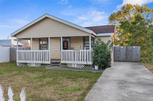 view of front of property featuring a porch and a front yard