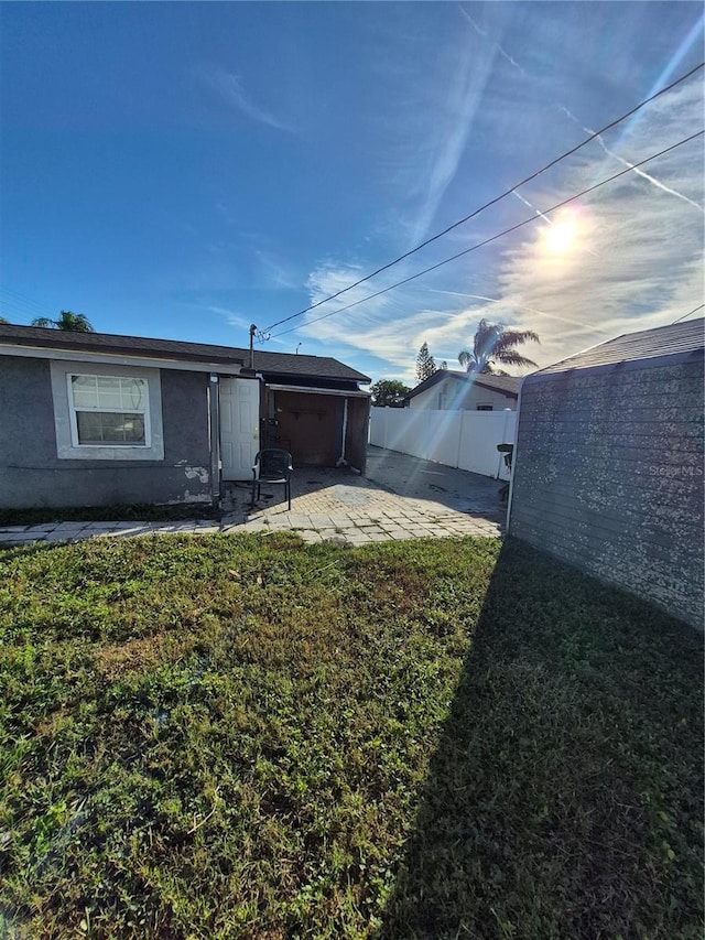 view of yard featuring a patio