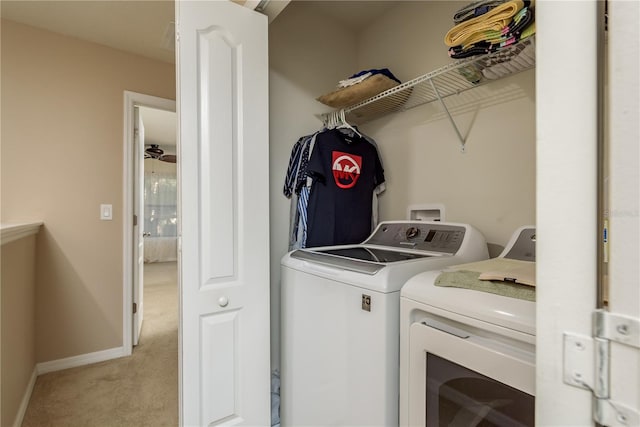 laundry room featuring independent washer and dryer, ceiling fan, and light carpet