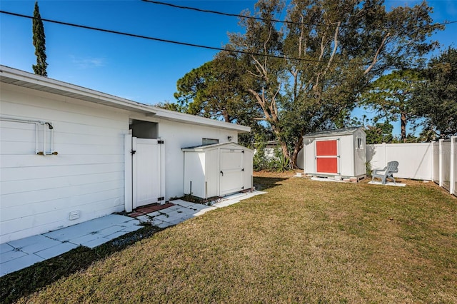 view of yard featuring a storage shed