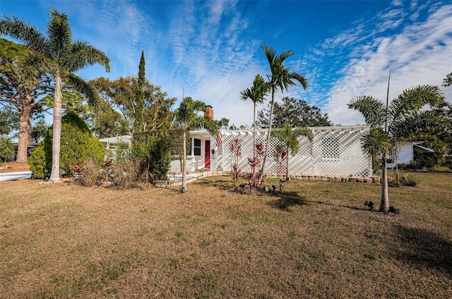 view of front of home featuring a front lawn