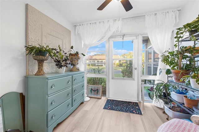 sunroom with ceiling fan