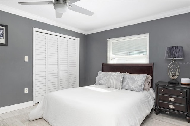 bedroom with ceiling fan, a closet, and crown molding