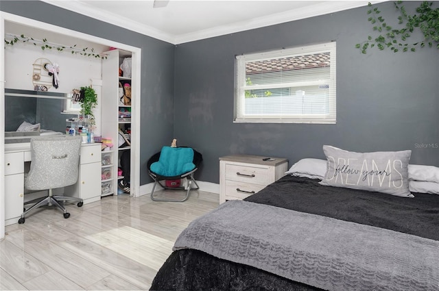 bedroom with ceiling fan, ornamental molding, and light hardwood / wood-style flooring