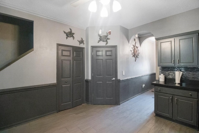 foyer with light hardwood / wood-style flooring, ceiling fan, and crown molding