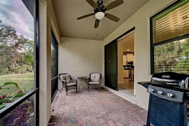 sunroom with ceiling fan