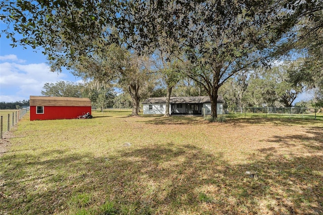 view of yard featuring a storage unit