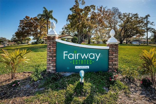 community sign with a yard