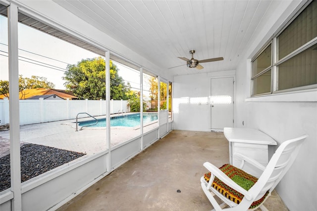 sunroom / solarium featuring ceiling fan