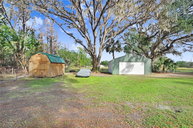 view of yard featuring an outdoor structure and a garage