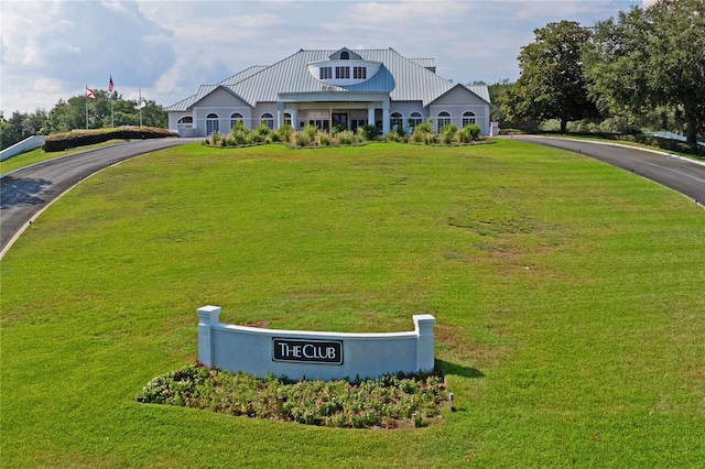 view of front of property featuring a front lawn