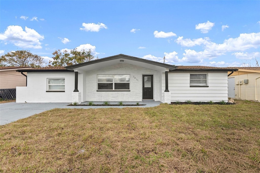 ranch-style home featuring a front lawn