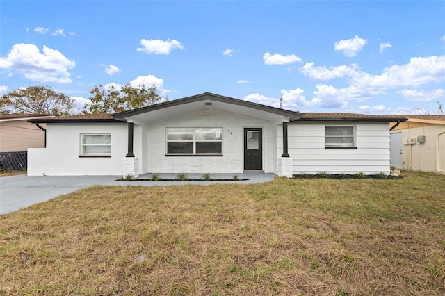 ranch-style home featuring a front lawn