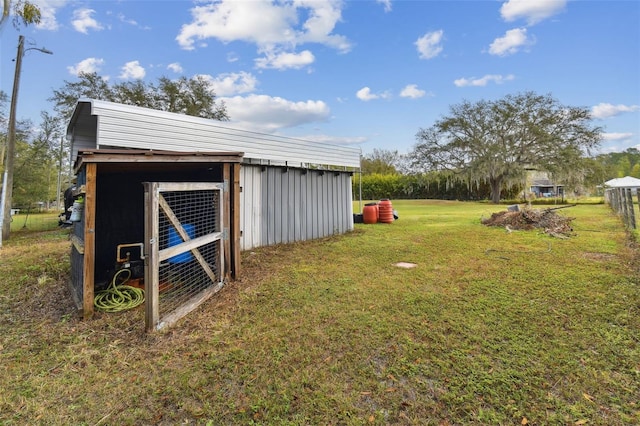 view of yard with an outbuilding