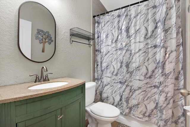 bathroom with a shower with shower curtain, vanity, and toilet