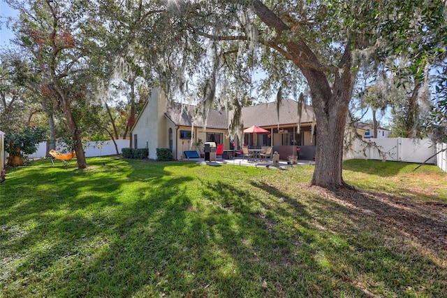 view of yard featuring a patio