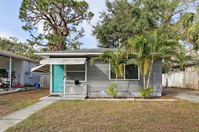 view of front of home featuring a front yard