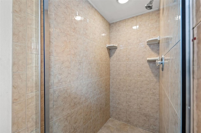 bathroom featuring a tile shower