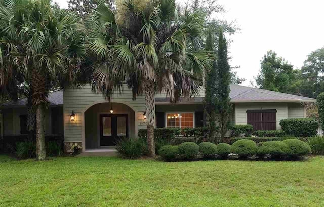 view of front of house featuring a front lawn