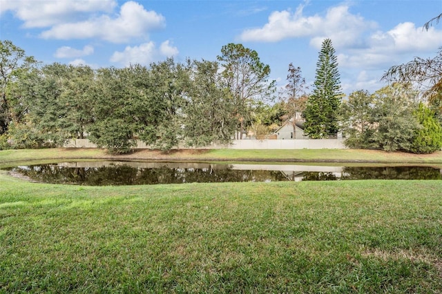 view of yard featuring a water view