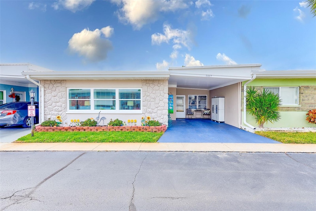 view of front of house featuring a carport