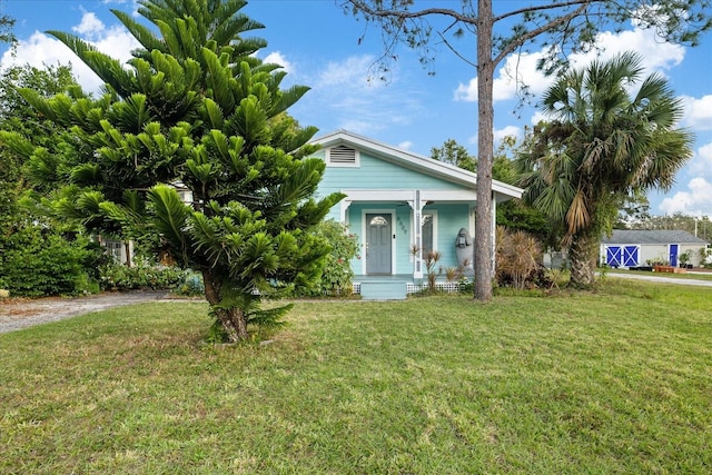 view of front of house featuring a front yard