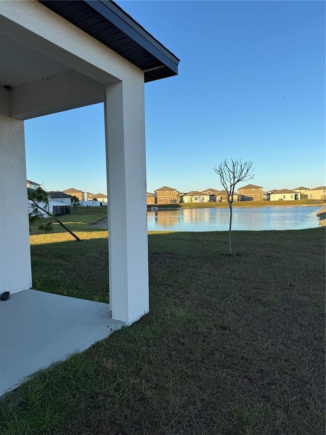 view of yard featuring a water view