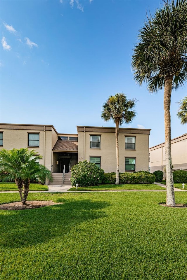 view of front of property with a front yard