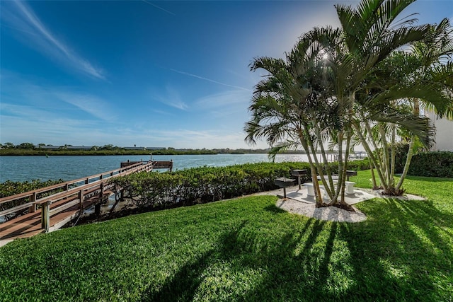 view of yard featuring a water view