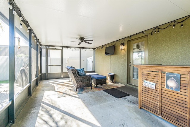 sunroom with ceiling fan