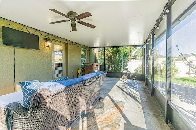 sunroom with ceiling fan