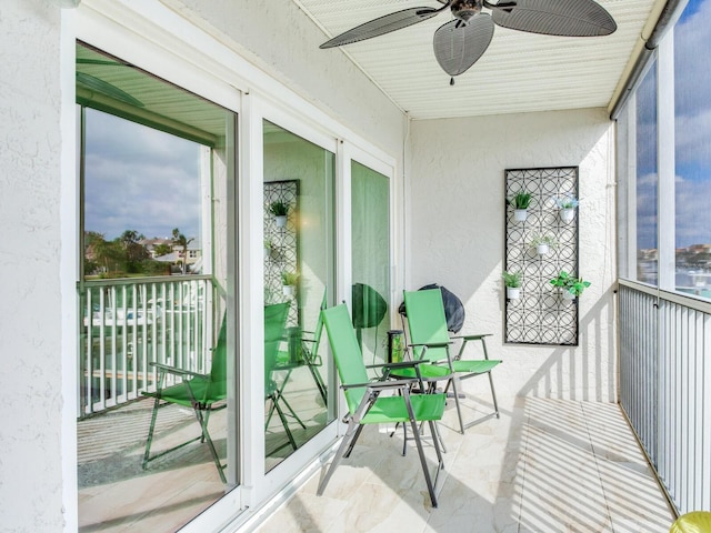 sunroom with ceiling fan