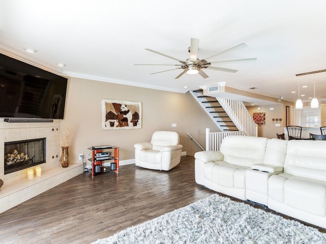 living room featuring dark wood-type flooring, ceiling fan, and crown molding