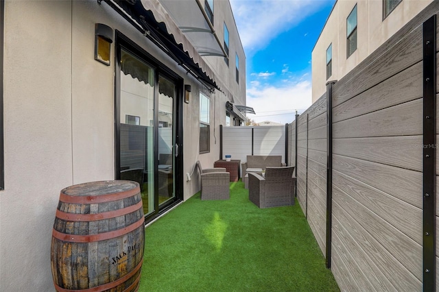 view of yard featuring outdoor lounge area