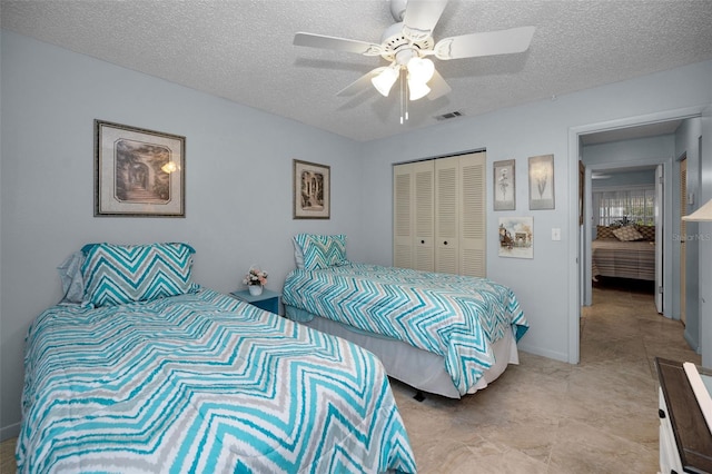 bedroom featuring a textured ceiling, ceiling fan, and a closet