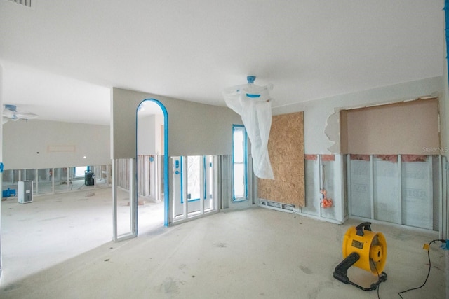 unfurnished room featuring ceiling fan