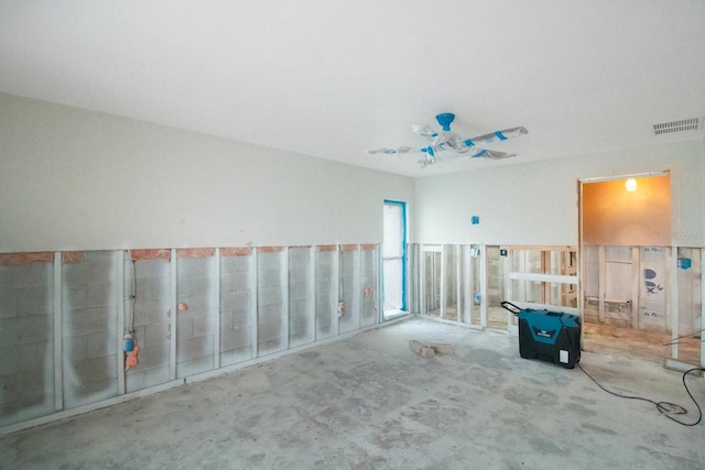 garage with ceiling fan