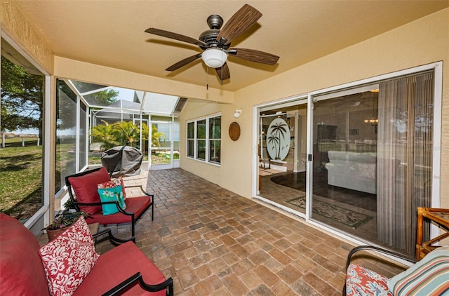 sunroom with ceiling fan