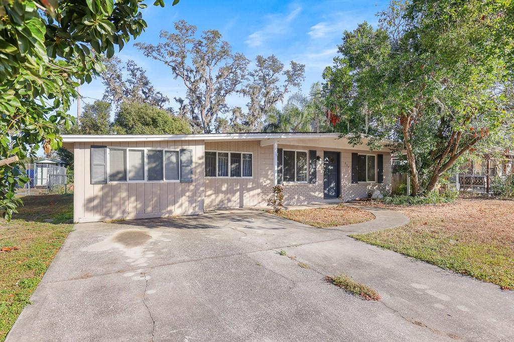 ranch-style home with a front lawn