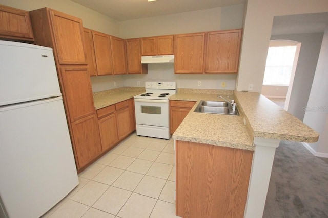 kitchen with sink, a kitchen breakfast bar, kitchen peninsula, white appliances, and light tile patterned floors