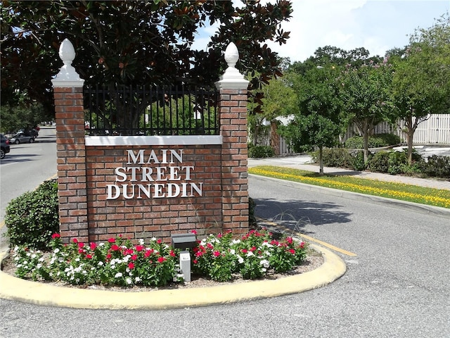 view of community / neighborhood sign