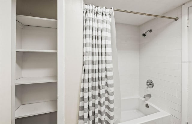 bathroom featuring shower / tub combo