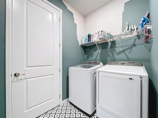 washroom featuring tile patterned floors and washing machine and clothes dryer