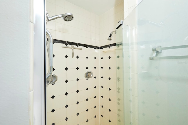 bathroom featuring tiled shower