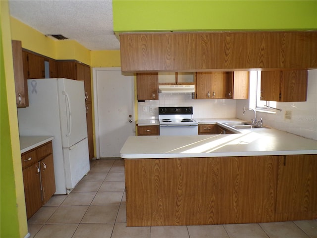 kitchen with sink, tasteful backsplash, kitchen peninsula, a textured ceiling, and white appliances